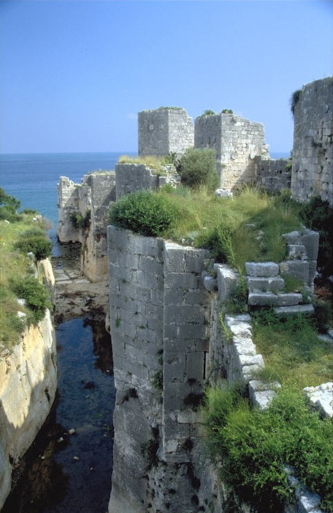 �ber Korykos befinden sich noch ausgedehnte antike Reste einschlie�lich der Nekropole der Stadt