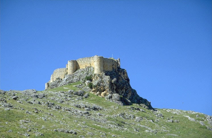 wo wir uns noch die bereits auf der Hinfahrt gesichtete Burg Dumlu ansehen, die sowohl von der Schlangenburg aus zu sehen ist als auch von der Festung Anazarbos