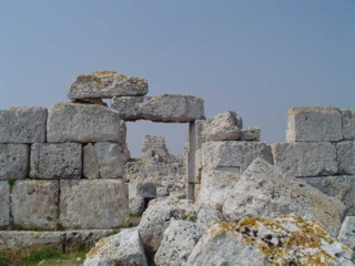 Die mächtige Festung Euryalos liegt vier Kilometer außerhalb der Stadt.