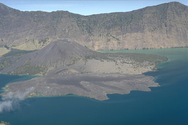 Der Segara Anak, das "Kind des Rinjani", ein neu entstandener Vulkan inmitten der Einsturz-Caldera