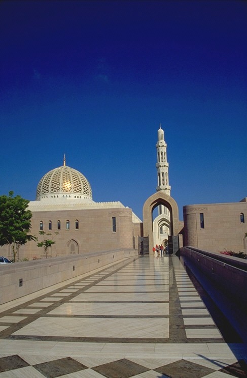 Bei al-Azaiba befindet sich die mit Abstand gr��te Moschee des Landes, die Sultan-Qaboos-Moschee, zu der auch Nichtmuslimen Zutritt gew�hrt wird. 