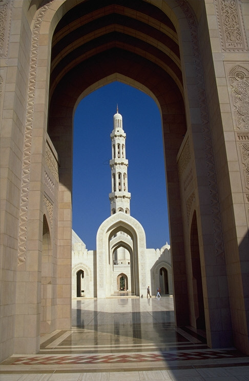 Diese Moschee, mit der sich Sultan Qaboos ein Denkmal seiner selbst gesetzt hat, hat Milliardenbetr�ge verschlungen, so da� ihre Erbauung auch im eigenen Land nicht unumstritten war
