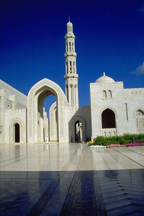 ... , und sie hat gleich mit zwei Superlativen Eingang ins Guinness-Buch der Rekorde gefunden: aufgrund des gr��ten freih�ngenden Kronleuchters, der je eine Moschee geziert hat, sowie des gr��ten gekn�pften Teppichs der Welt. 