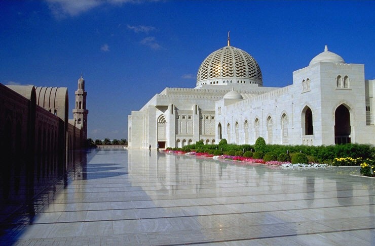 Edelster Carara-Marmor hat hier Verwendung gefunden, der von spiegelnder Politur ist, und man ist halb geblendet vom Glanz des Bauwerks, wo immer die Sonne darauf f�llt. 