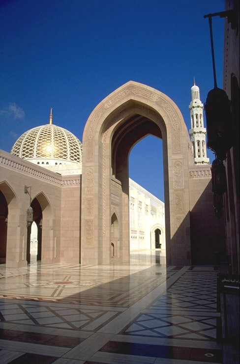 ..., und dennoch: es ist dies kein originelles Bauwerk von hohem k�nstlerischem Rang - es liefert uns allenfalls ein abgeschmacktes Beispiel daf�r, wie mit modernsten technischen Mitteln Wunder und Glanz der Vergangenheit in neuem Licht erstrahlen k�nnen, sofern nur die gebende Hand eines kunstsinnigen Spenders mitwirkt. 