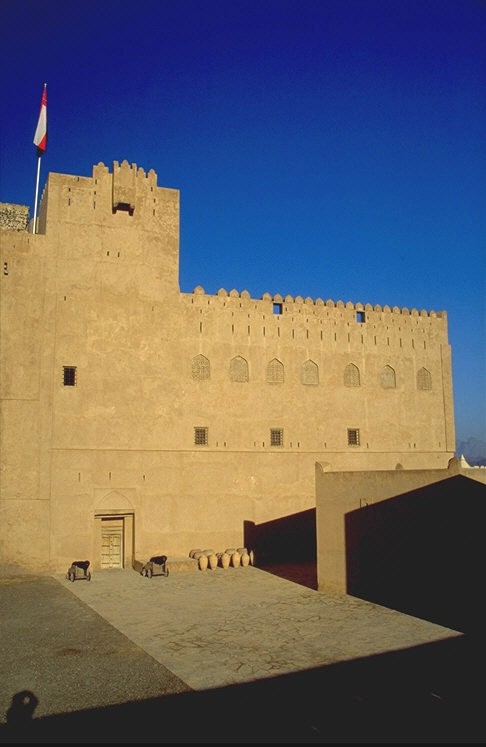 Urspr�nglich war der im 16. Jahrhundert errichtete Palast gar kein Fort, sondern er wurde in ein solches umgewandelt, nachdem im Bruderstreit um die Nachfolge auf dem Sitz des Imam Saif, der Bezwinger der Portugiesen, seinen Bruder Bilarub zu bekriegen begann. 