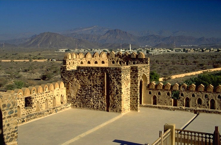 Nachdem Saif mit R�ckhalt verschiedener Stammesf�rsten zum Imam gew�hlt worden war, belagerte er seinen Bruder in dem inzwischen mit Kanonen best�ckten und zum Fort ausgebauten Palast so lange, bis dieser in seinem "goldenen K�fig" starb. 