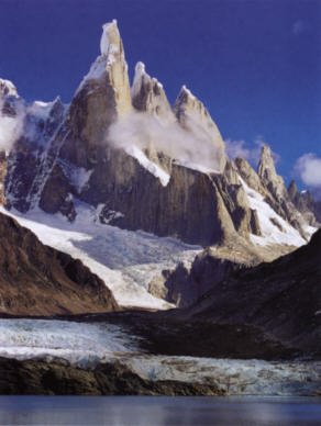 Der Cerro Torre (3192 m), dahinter rechts der T. Egger (2900 m) und noch eins weiter rechts der T. Standhardt (2730 m)
