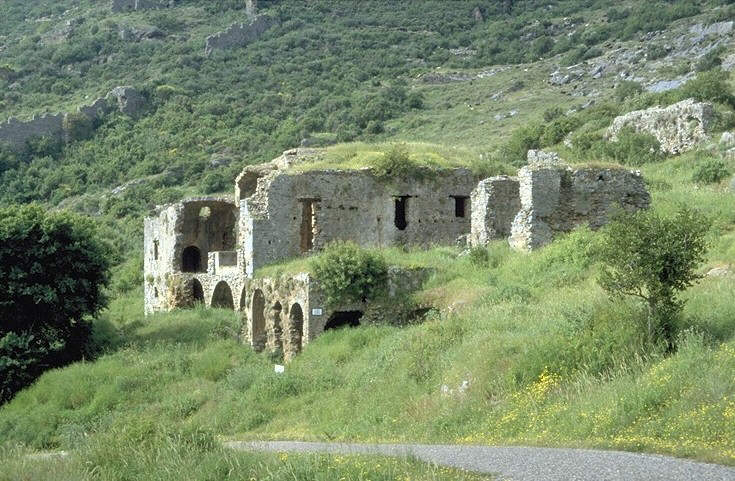 Wie bei allen antiken St�tten, die wir seit Anbeginn der Reise aufgesucht haben, ist auch hier das Areal �berwuchert,