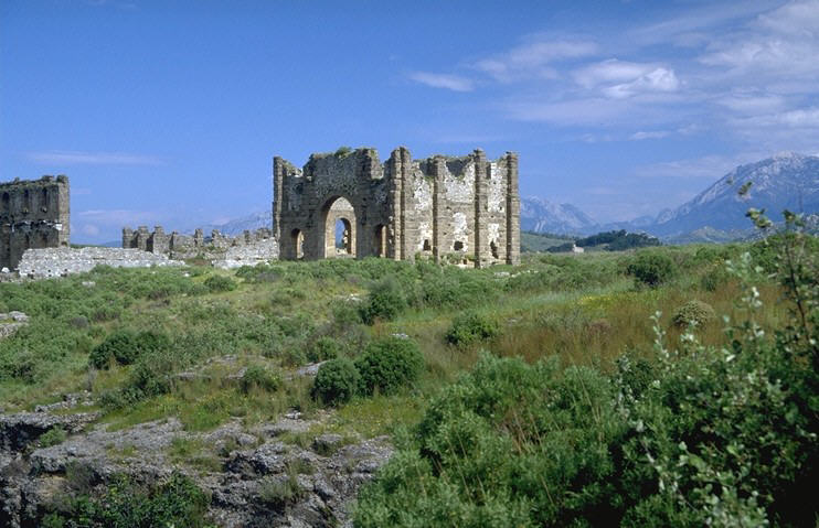 Die um diese Jahreszeit noch schneebedeckten Berge, die eine H�he von �ber 3000 m erreichen, zeigen sich in der ganzen Pracht, die der Fr�hling ringsum entfaltet. 