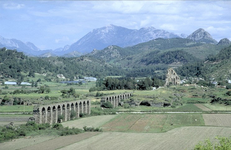 Vom nahen Taurusgebirge kommend verl�uft ein Aqu�dukt, der in gro�en Teilen noch gut erhalten ist. 