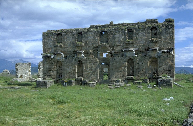 das gesamte Gel�nde ist �berwachsen und von Macchia �berwuchert