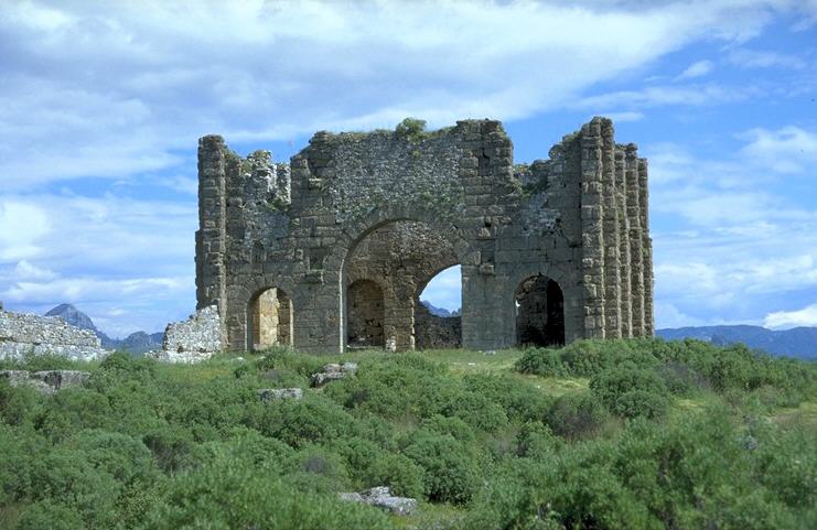 Angelegte Wege gibt es beinahe nicht, so da� man sich, wenn man die Stadt umschreiten will, durchs Gestr�pp k�mpfen mu�