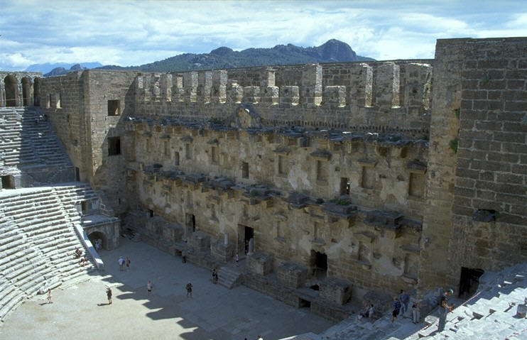 Von Aspendos geht es durch die zwar fruchtbare, aber landschaftlich wenig �berzeugende Ebene Pamphyliens nach Side