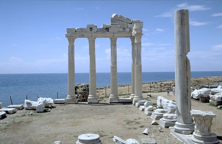 ... und dem Apollon-Tempel, ...