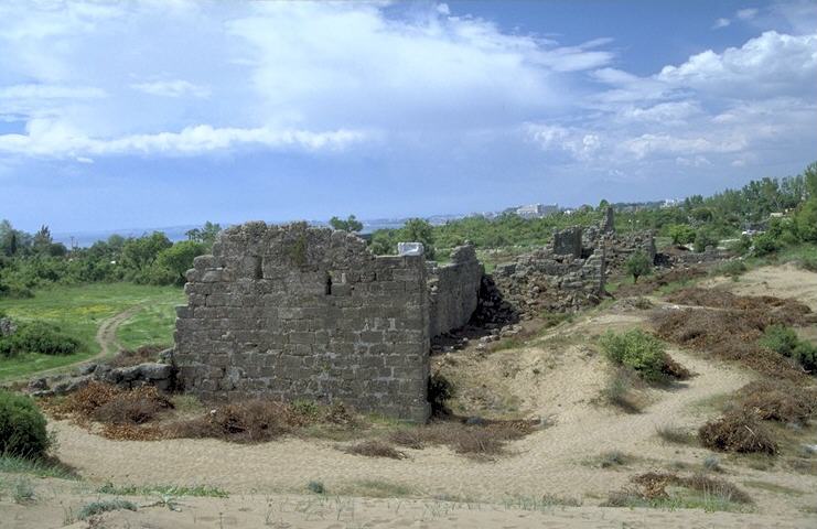 Gewaltig sind noch immer die Reste der hellenistischen Stadtmauer gegen die Landseite