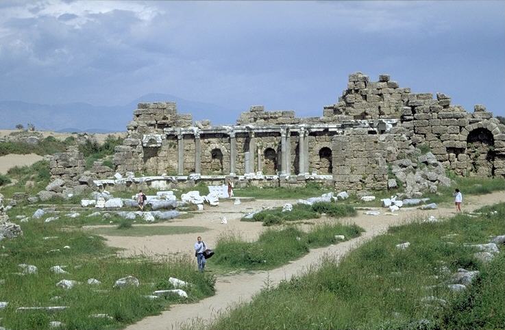... sowie einer als Bibliothek gedeuteten Fassade ... 