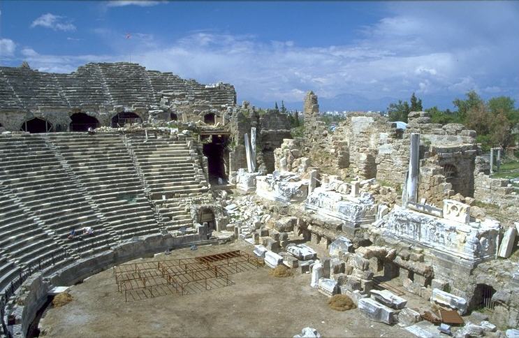 doch dank Sanierungsma�nahmen ist das Halbrund der Sitzreihen noch immer imposant genug