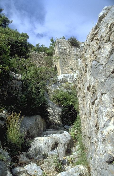 H�her und h�her klimme ich unter Einsatz von H�nden und F��en, so da� ich mich fragen mu�, wie bewaffnete Soldaten mit Lanze, Schild und Schwert, mit Kettenhemd, Helm und Bogen es wohl angestellt haben m�gen, um hier heraufzukommen