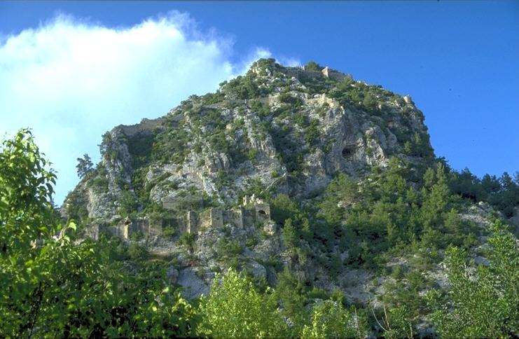 wieder unten angelangt werde ich doppelt belohnt, dadurch da� die Lichtverh�ltnisse jetzt besser nicht sein k�nnten, zumal die bereits flach einfallende Sonne den ganzen Berg mit Gold �berzieht