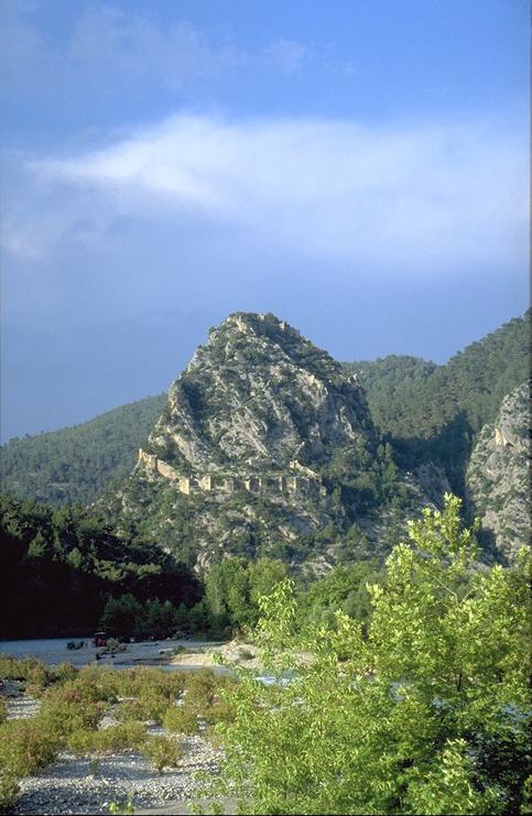 und ich mu� gestehen, da� ich niemals und nirgendwo auf der ganzen Welt jemals eine solche Burg gesehen habe, die so hoch droben auf einem Felsen sitzt wie diese und deren Mauern sich von ganz unten �ber viele hundert Meter nach oben erstrecken