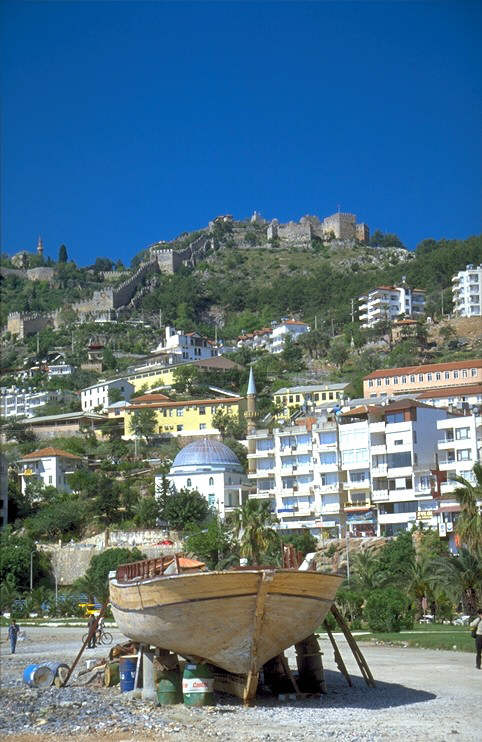 Vom Meer bis hinauf zum Burgberg ziehen sich auf einer L�nge von 6,5 km die Mauern von Korakesion, die von dem ber�chtigten Seer�uber Diodoros Tryphon im 2. Jahrhundert v. Chr. angelegt wurden