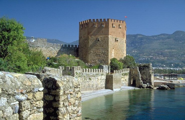 Am Hafen f�llt der Rote Turm ins Auge, von Alaettin Kaykobat errichtet. 