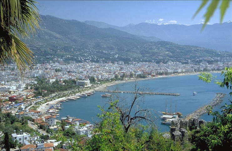 W�hrend sich an den Str�nden bereits Badeg�ste tummeln, liegt hoch in den Bergen noch Schnee. 