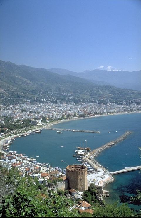 Alanya hat sich neben Antalya in den letzten Jahren zu einem Touristen-Eldorado gemausert, und wer halbwegs Abstand sucht, wird den Touristenrummel und die Plattenbauten fliehen. 
