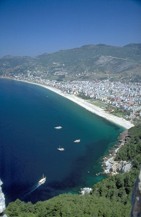 Der ganze Abschnitt zwischen Antalya und Alanya leidet darunter, da� immer mehr h��liche Plattenbauten wie Pilze aus dem Boden schie�en. 