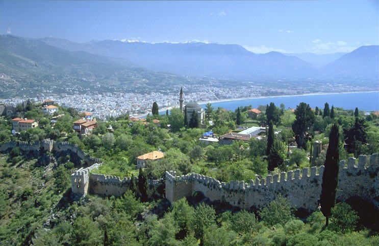 Hat man den beschwerlichen Aufstieg auf den Burgberg von Korakesion hinter sich gebracht, er�ffnet sich von ganz oben ein wahrhaft m�rchenhafter Ausblick auf die einst zedernreiche Bucht von Alanya, die Antonius der Kleopatra zum Bau einer Flotte schenkte. 