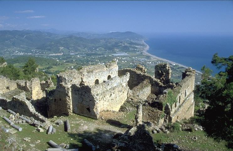 Die Anlage der Stadt Syedra ist durch und durch einzigartig. Sie ist, obwohl sie sich nicht Bergfestung nennt wie Laertes, im Gegensatz zu diesem wirklich auf der �u�ersten Spitze eines Berges erbaut