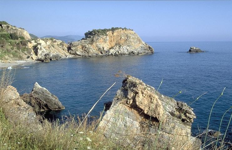 und treten statt dessen die Fahrt entlang des absch�ssigen K�stenufers an, welches Strabon Plataistios nennt