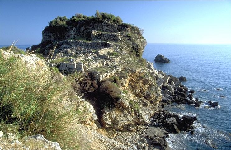 Direkt am Meer gelegen, st��t man unvermutet auf die antiken Ruinen von Iotape