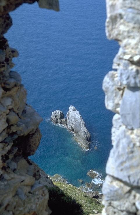 ... auf der anderen werden unter dem Steilabfall bizarre Felsgebilde vom ewig blauen Meer besp�lt.