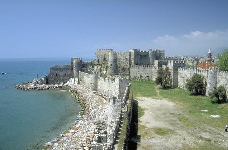 Glauben wir das, was vor Ort auf der Tafel steht, so haben die R�mer den Grundstein zur Burg gelegt. 