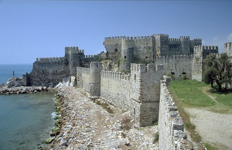 Gleichwie, die Burg d�rfte wohl die stolzeste und m�chtigste aller Burgen l�ngs der gesamten t�rkischen Mittelmeerk�ste darstellen, sowohl was ihre Gr��e anbelangt als auch ihren Erhaltungszustand. 