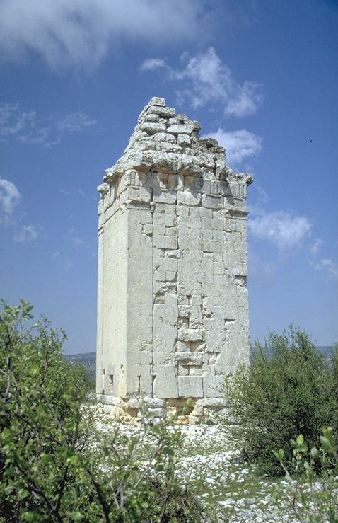 ... an mehreren hellenistischen Mausoleen
