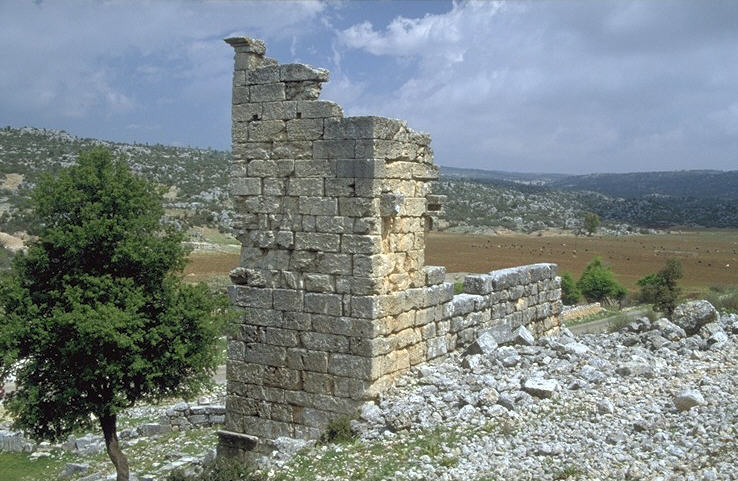 Der Burgberg von Olba weist kaum noch erkennbare Bauten auf, denn das meiste wurde hier direkt aus dem Stein gehauen