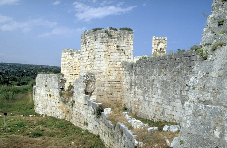 Der Wahrheit n�herkommen d�rfte, da� das Wasserschlo� als Teil einer Reihe von Seefestungen von den Byzantinern zu Anfang des 12. Jahrhunderts errichtet worden ist