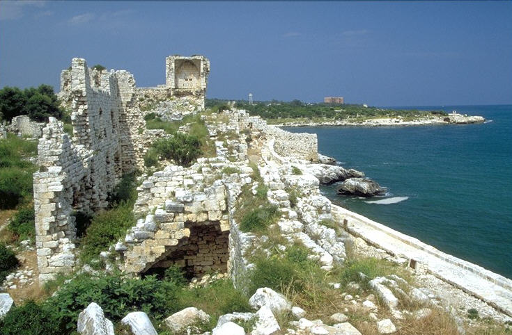 w�hrend die auf der gegen�berliegenden Landseite liegende Burg Korykos auf Resten einer bereits bestehenden Anlage fr�hestens ab dem 4. Jahrhundert erbaut worden sein d�rfte