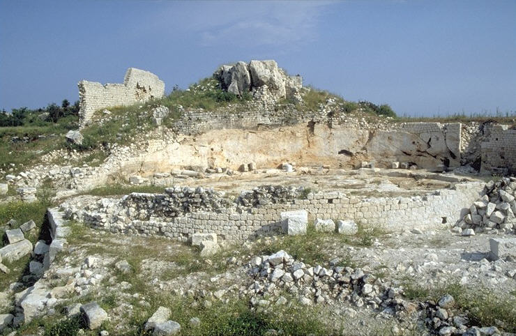 In Elaiussa stehen noch ein kleineres Theater, Reste von Thermen und ein Rundtempel. 