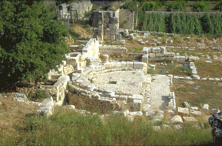 Ebenfalls sehr st�rend tritt in Erscheinung, da� mitten auf dem alten Ruinengel�nde die Menschen sich Behausungen eingerichtet haben und die Bauern dort ihre G�rten anlegen. 