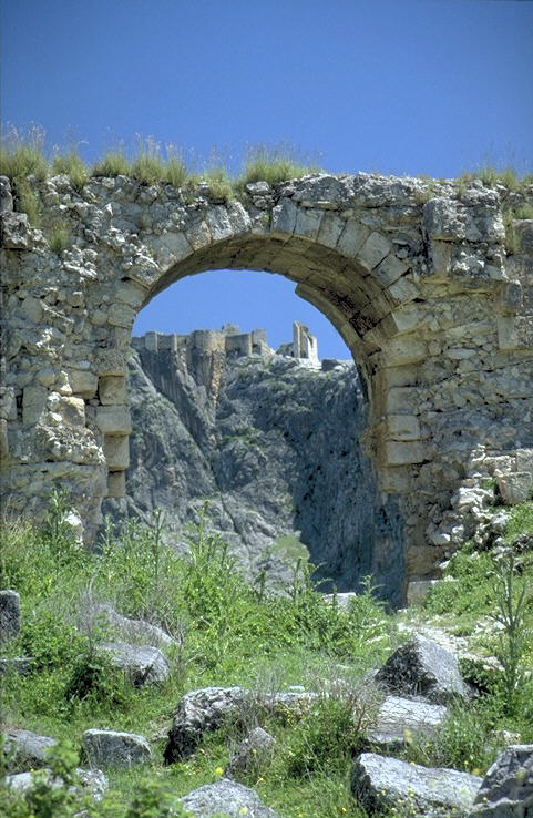Zweihundert Meter hoch �ber der Stadt, auf einem j�h gegen diese abfallenden Felsen, zieht sich die ausgedehnte Burganlage hin