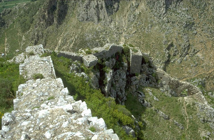 In schwei�treibender, schwindelerregender Kletterei geht es steil bergauf zu Bohemunds Burg. 