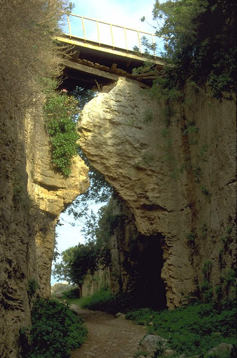 Im Altertum lie� Kaiser Titus mit Hilfe von j�dischen Kriegsgefangenen am Abhang der Berge ein k�nstliches Flu�bett aus dem Felsen hauen
