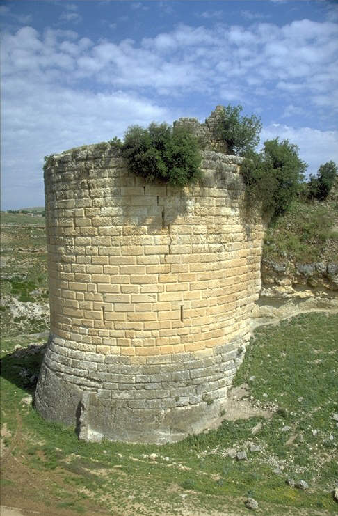 Von K�rschat blieb nicht viel mehr �brig als zwei, allerdings gewaltige T�rme, die aus zyklopenhaften Quadern errichtet wurden. 