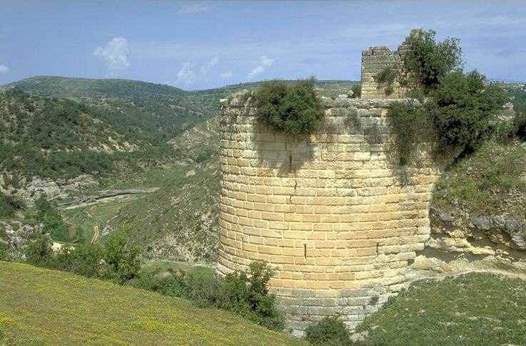 Nicht einsehbar, geradezu suchenden Blicken entzogen, verbirgt sie sich auf einem Felsen im Zusammenlauf vierer T�ler. 