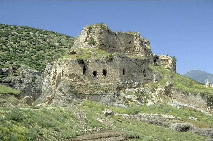 Die Burg liegt den Blicken g�nzlich entzogen in einem Seitental und sollte wohl den Zugang von Alexandretta �ber den Belen-Pa� sichern. 