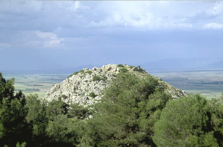 Ich habe mir die beschriebene Stelle zwar angesehen, wonach die Ruine etwa einen Kilometer n�rdlich des Dorfes Alabeyli liegen m��te, komme aber zu dem Schlu�, da� an der angegebenen Stelle niemals eine Burg gestanden haben kann. 